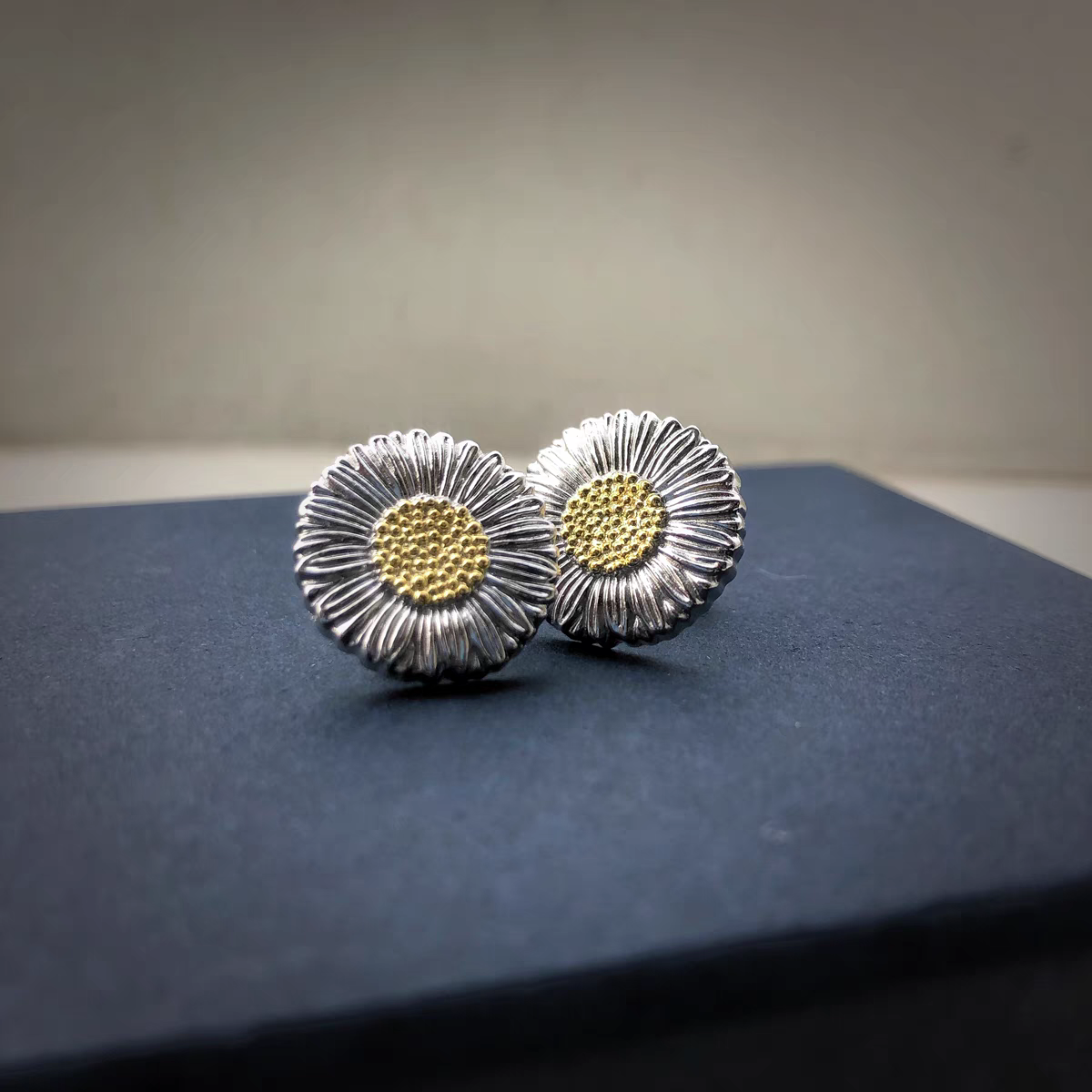 A pair of the latest Daisy earrings Application Scenario