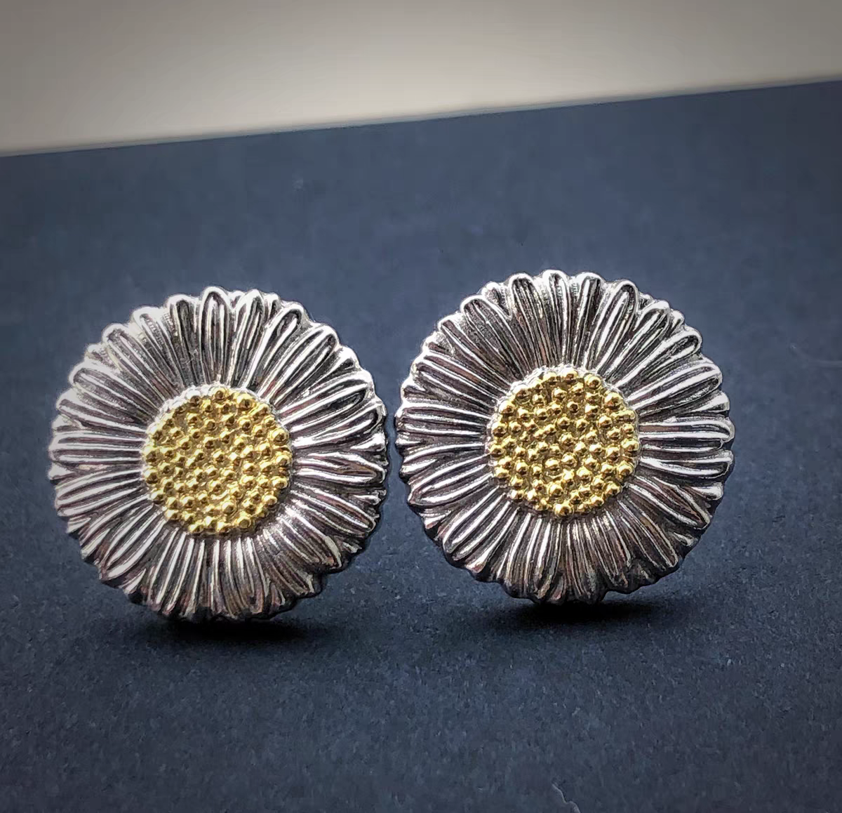 A pair of the latest Daisy earrings Item Picture