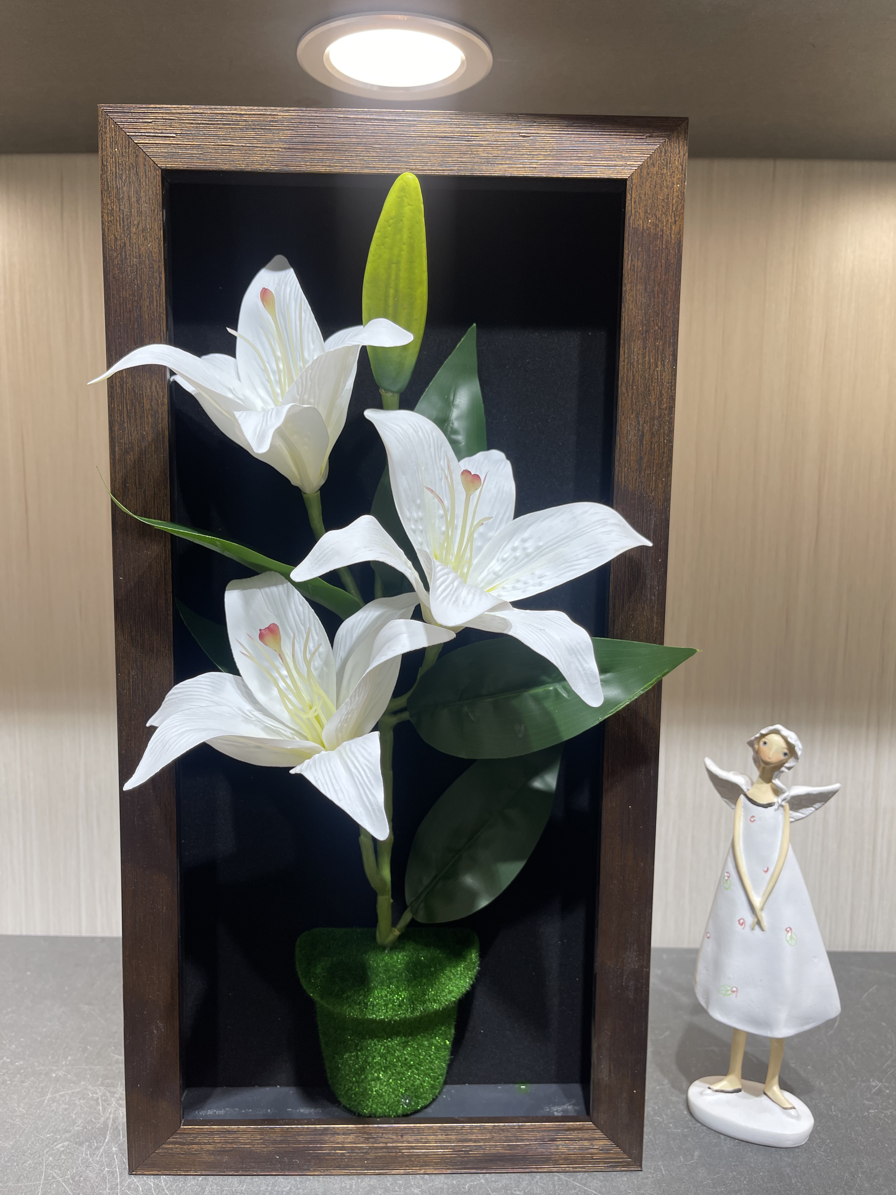 The Chinese-style home decoration paintings are framed and hung in the living room, with bright and vivid colors