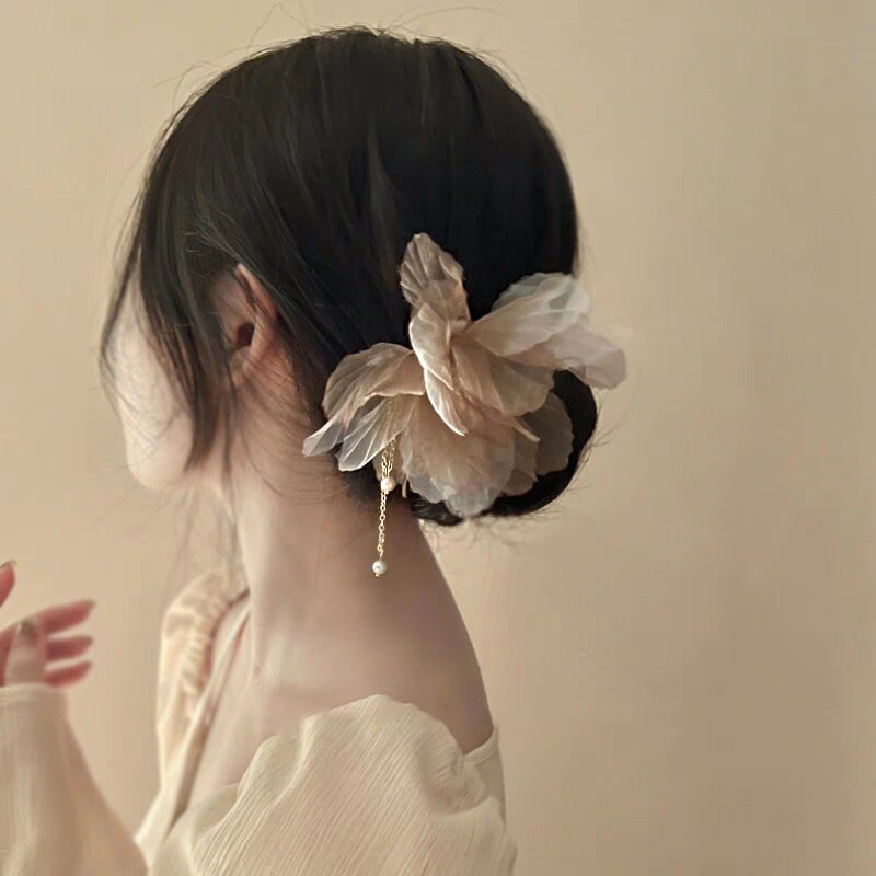 Atmospheric haze blue! Flower tassel hairpin! Sweet hairpin fabric pearl hair bun headpiece at the back of the head Application Scenario