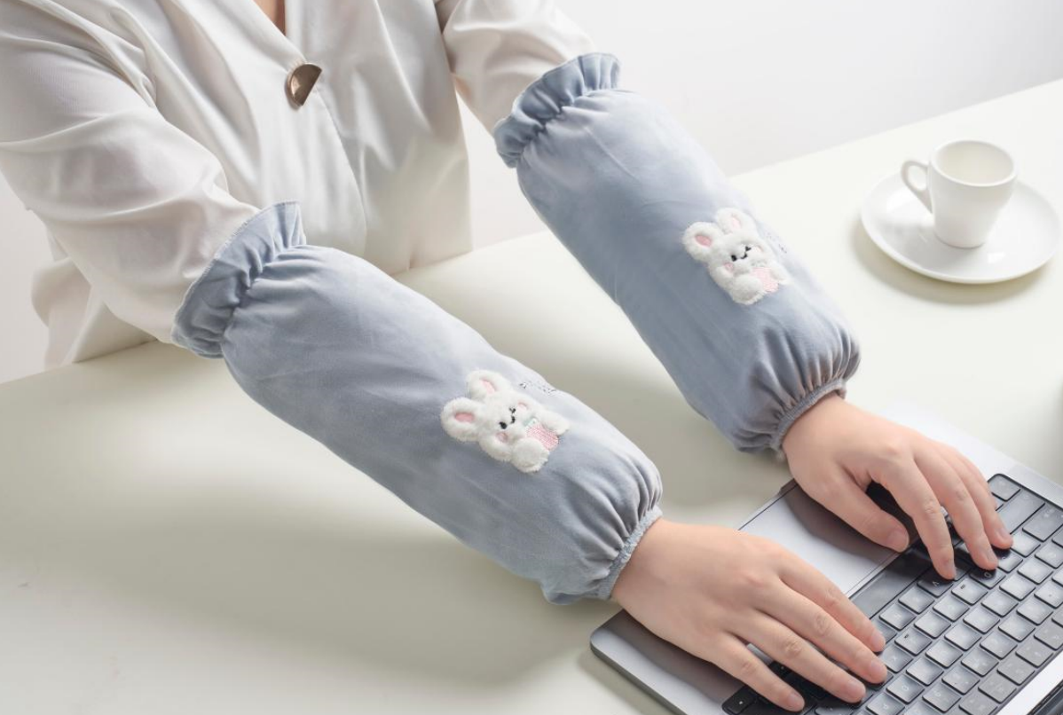 G33-1829短款袖套水晶绒面袖套卡通字母袖套绣花袖套保暖防污袖套详情图6