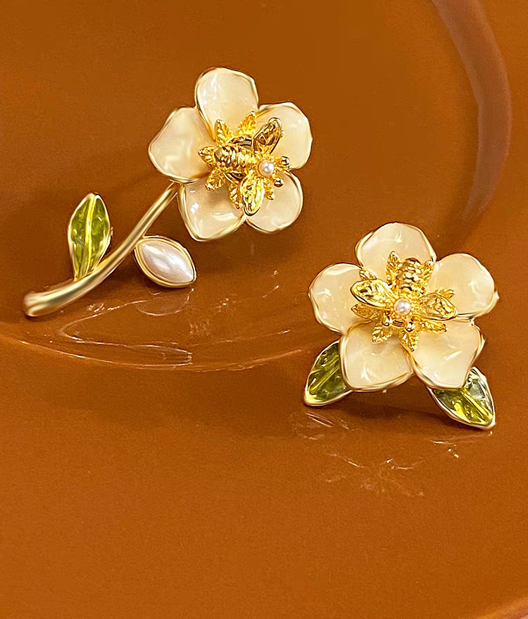 清新春山茶花耳钉小众设计感旋转小蜜蜂高级感耳环精致不规则耳钉新款饰品