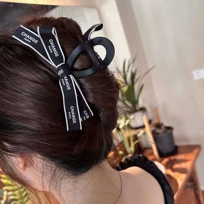Creative accessories, hair accessories, head accessories series, beautiful hair clips, hairpins, grab clips, fashionable women's hair accessories, unique design, elegant style Application Scenario