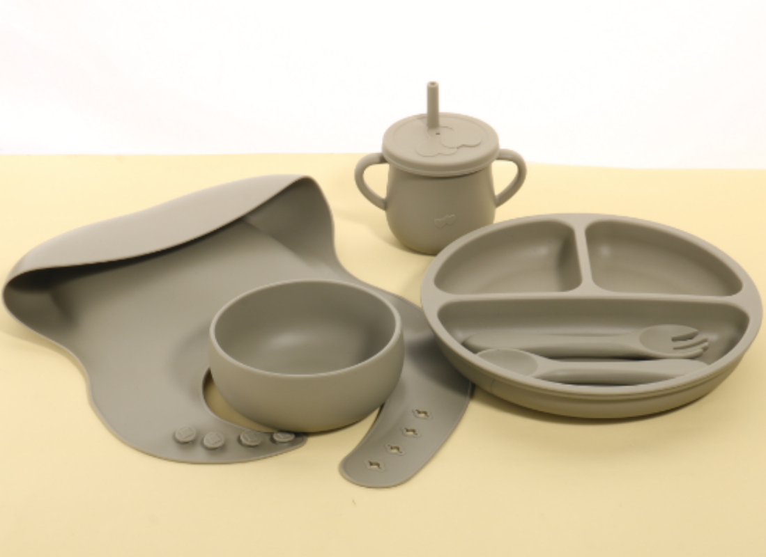 Cross-border best-selling baby complementary food, smiling face split format silicone plates, four reinforced suction cups, silicone bowls and tableware with LIDS