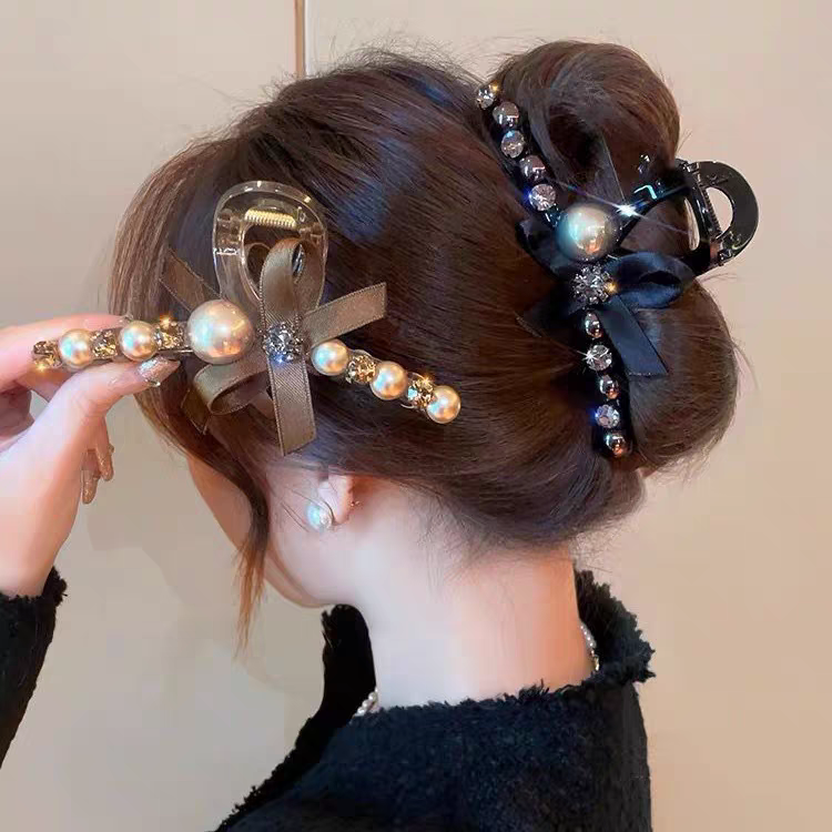 The national trend series features a light luxury bow clip, a female hair clip, a shark clip at the back of the head, a simple and elegant style, an elegant updo hair clip, and creative claw accessories