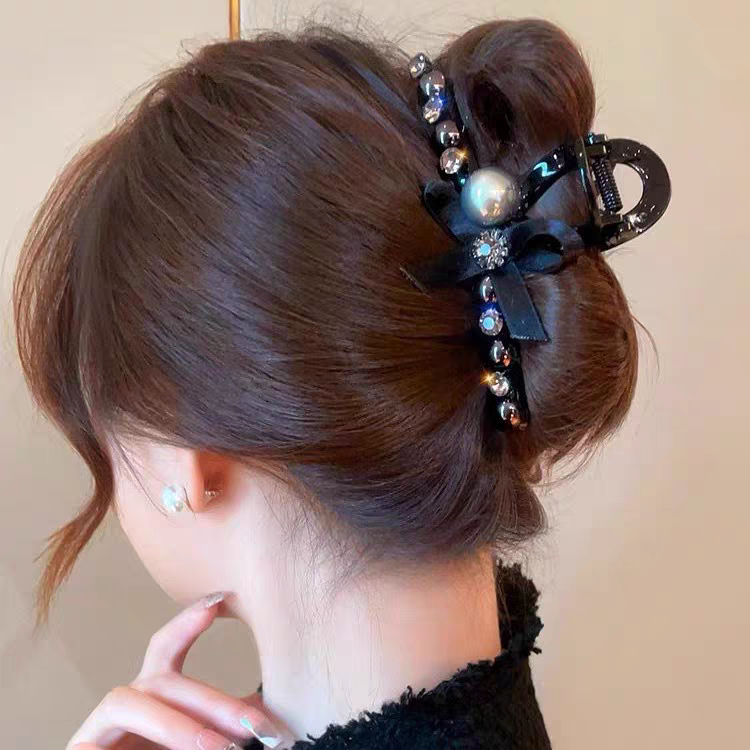 The national trend series features a light luxury bow clip, a female hair clip, a shark clip at the back of the head, a simple and elegant style, an elegant updo hair clip, and creative claw accessories Application Scenario