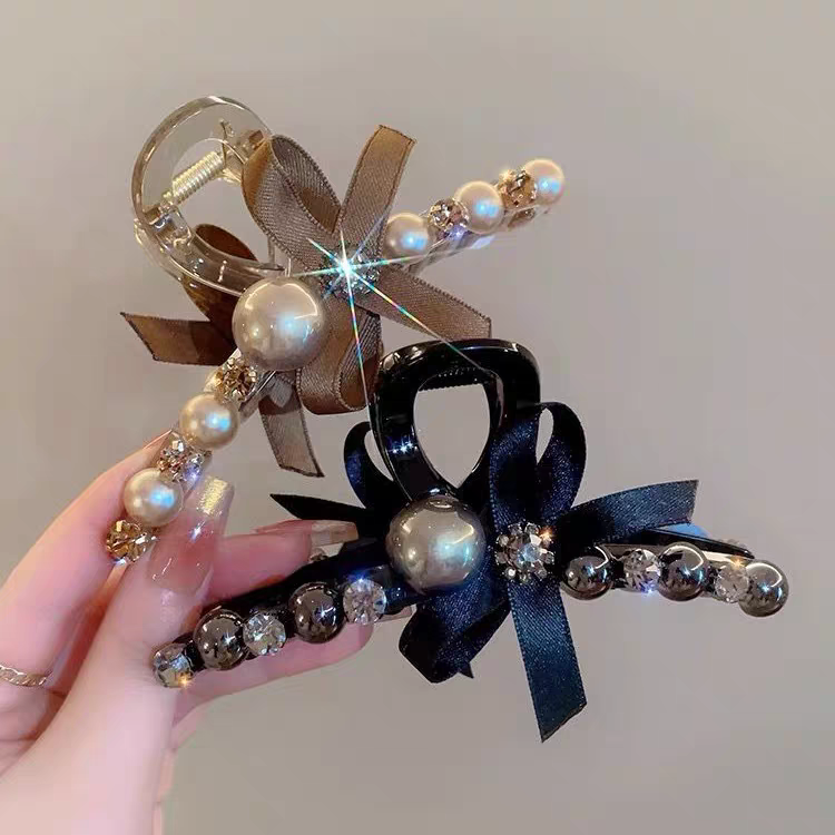 The national trend series features a light luxury bow clip, a female hair clip, a shark clip at the back of the head, a simple and elegant style, an elegant updo hair clip, and creative claw accessories details Picture