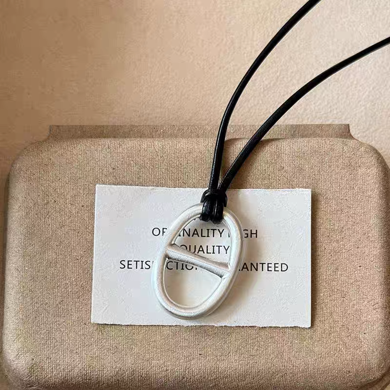 亚银坠子皮绳精致饰品 珠宝首饰 独特设计 时尚潮流 