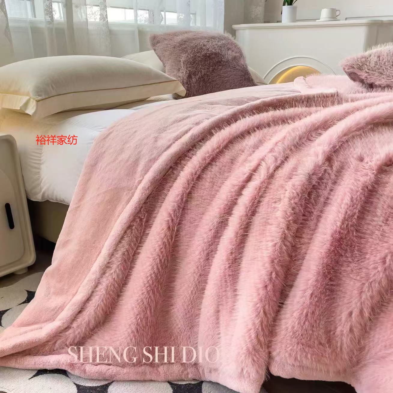 A long, fluffy, gentle and fresh blanket Item Picture