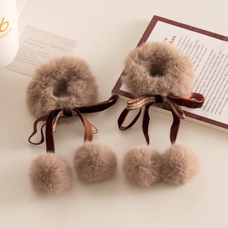 The new Japanese autumn and winter style coffee-colored plush hair band, elegant and fairy-like fur ball bow headwear, and bun hair tie detail image 3