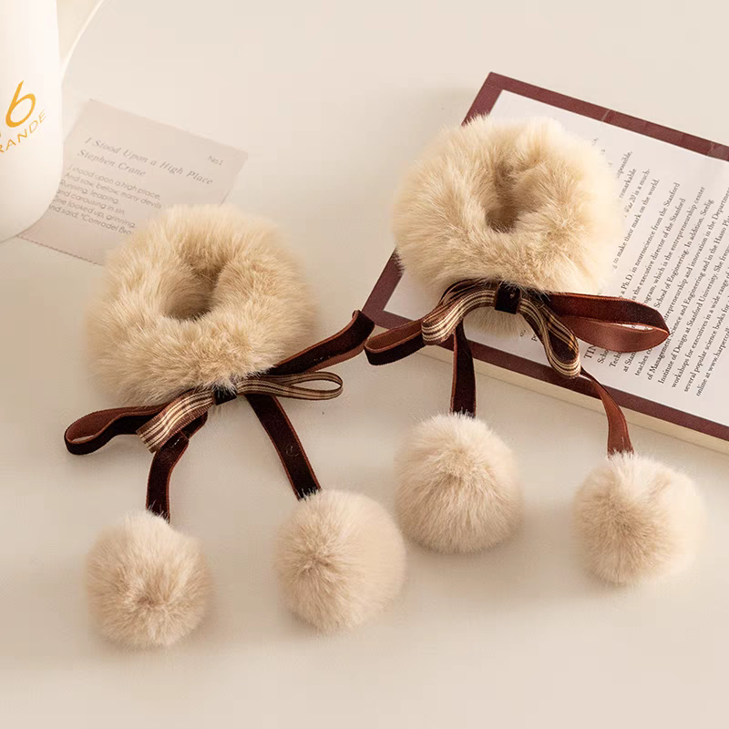 The new Japanese autumn and winter style coffee-colored plush hair band, elegant and fairy-like fur ball bow headwear, and bun hair tie detail image 2