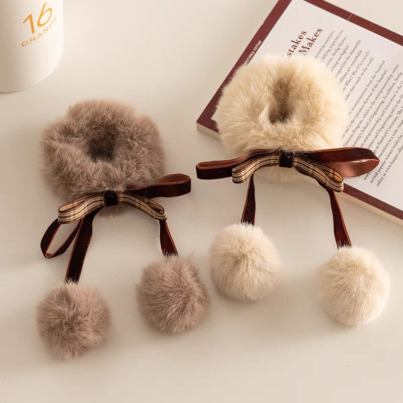 The new Japanese autumn and winter style coffee-colored plush hair band, elegant and fairy-like fur ball bow headwear, and bun hair tie
