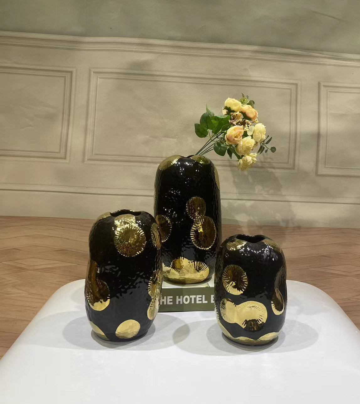 Light luxury and high-end ceramic vase, simple and modern living room fresh flowers, hydroponic high-end European-style flower arrangement table decoration details Picture