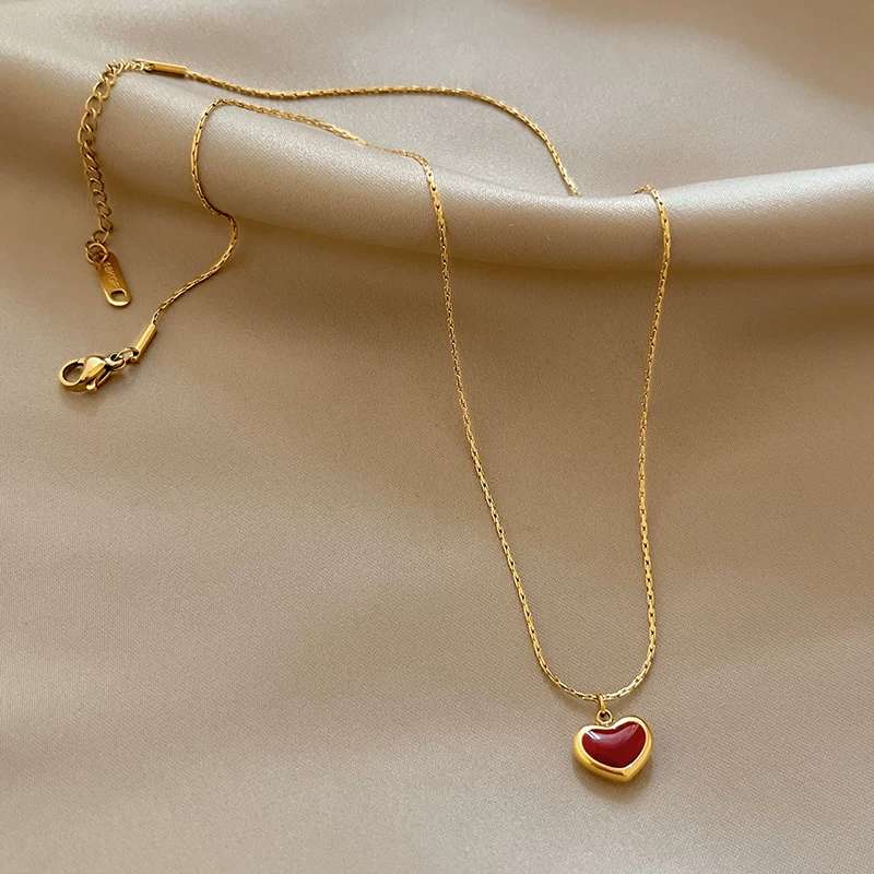 European and American style silver jewelry pearl necklace, high-end accessory necklace, pearl accessory necklace, fashionable and trendy ladies' jewelry, titanium steel necklace, Angolan red heart