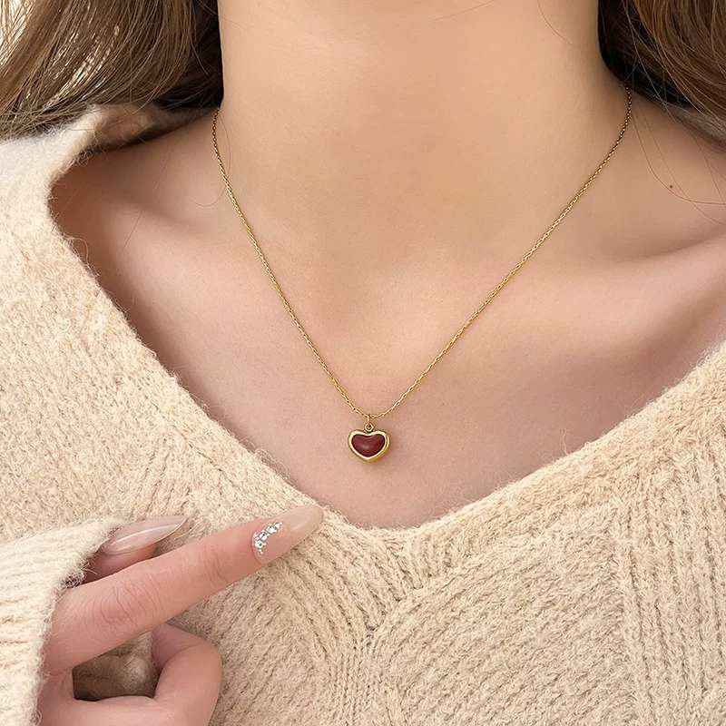 European and American style silver jewelry pearl necklace, high-end accessory necklace, pearl accessory necklace, fashionable and trendy ladies' jewelry, titanium steel necklace, Angolan red heart detail image 2