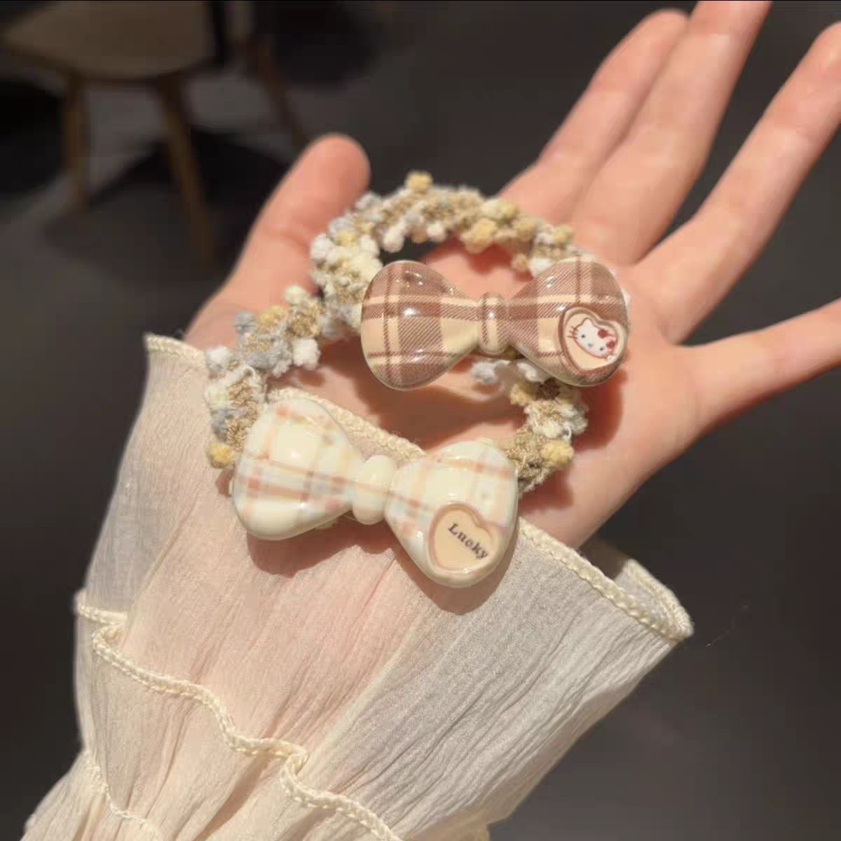 Diamond hair ties, hair accessories, hair ties, ladies' hair accessories, elegant rubber bands for tying hair, hair ties, hair accessories, creating trendy looks, hair accessories, diamond hair ties, rubber bands for tying hair Application Scenario