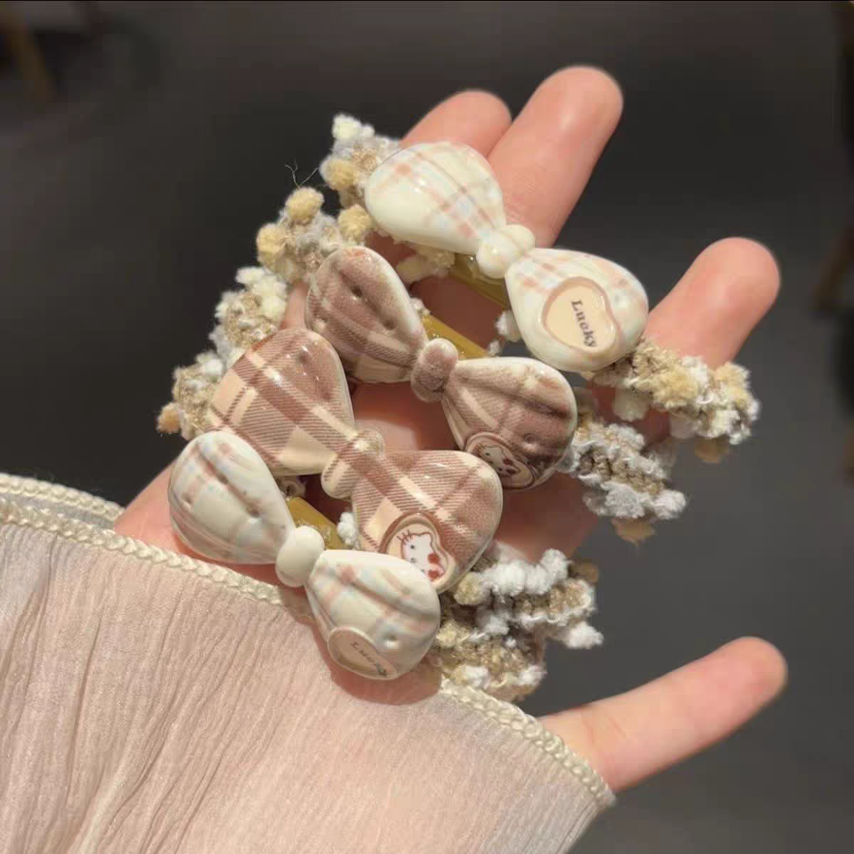 Diamond hair ties, hair accessories, hair ties, ladies' hair accessories, elegant rubber bands for tying hair, hair ties, hair accessories, creating trendy looks, hair accessories, diamond hair ties, rubber bands for tying hair details Picture