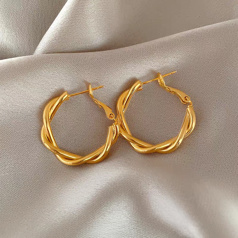 European-style twisted metal small earrings are perennial bestsellers for women. They are fashionable earrings with versatile designs, including stud earrings and ear loops