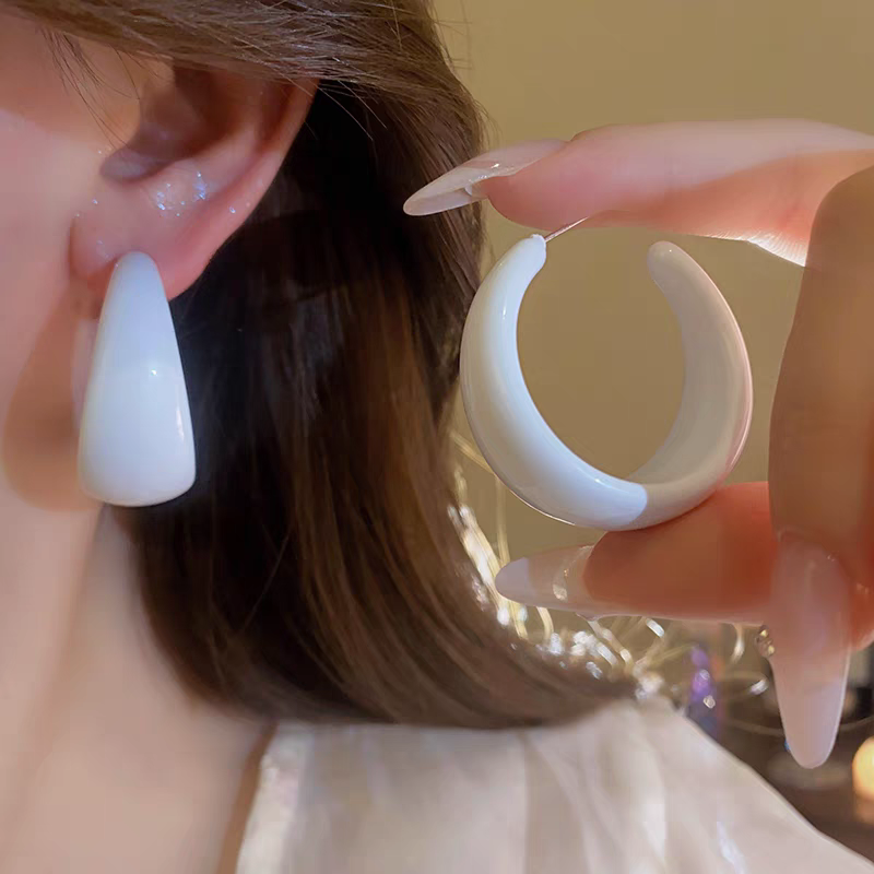 Acrylic retro Hong Kong-style earrings 2025 new bestsellers, high-end, fashionable, elegant and grand stud earrings, exaggerated earrings for women details Picture