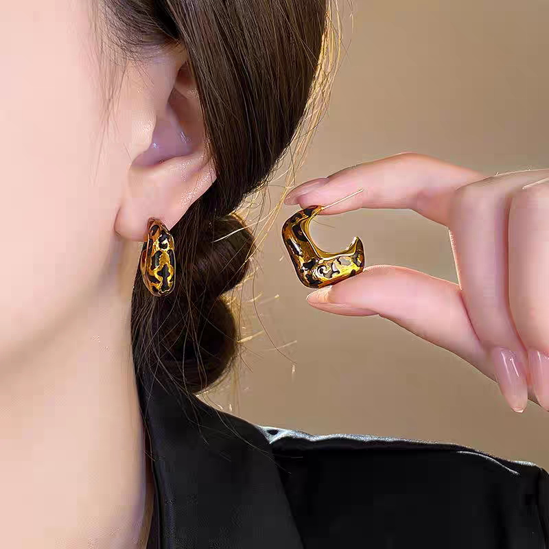 Irregular C loop leopard print otoño/invierno pendientes mujer goteo de aceite conserva el color niche aretes únicos orejeras para caras redondas nuevo estilo burst 2025 accesorios creativos Item Picture