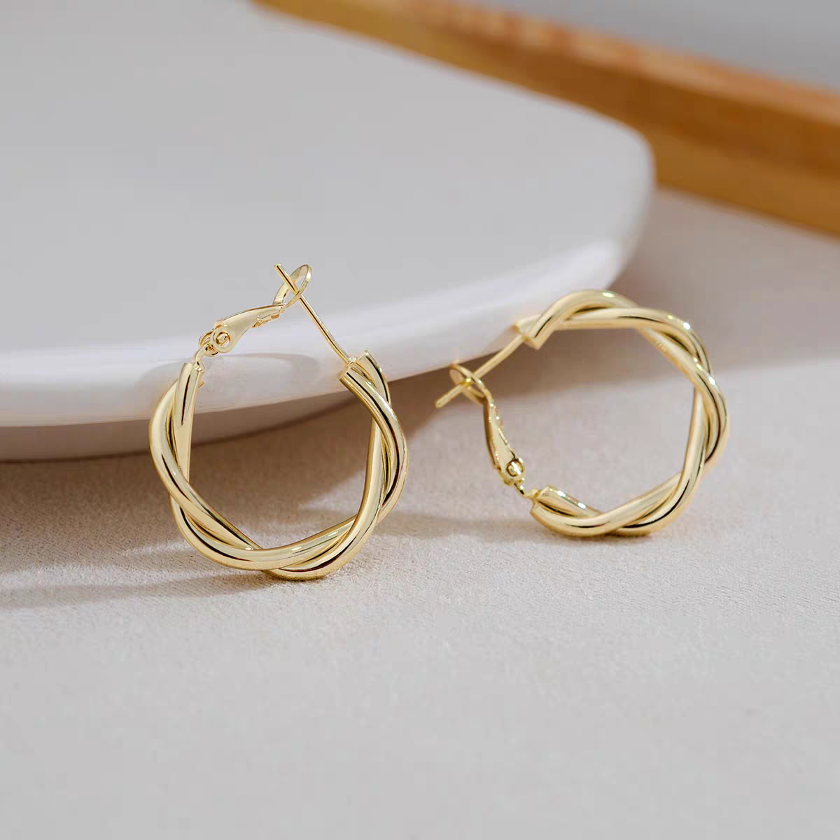 European-style twisted metal small earrings are perennial bestsellers for women. They are fashionable earrings with versatile designs, including stud earrings and ear loops Application Scenario