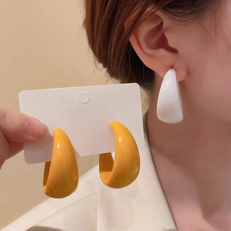 Acrylic retro Hong Kong-style earrings 2025 new bestsellers, high-end, fashionable, elegant and grand stud earrings, exaggerated earrings for women Application Scenario
