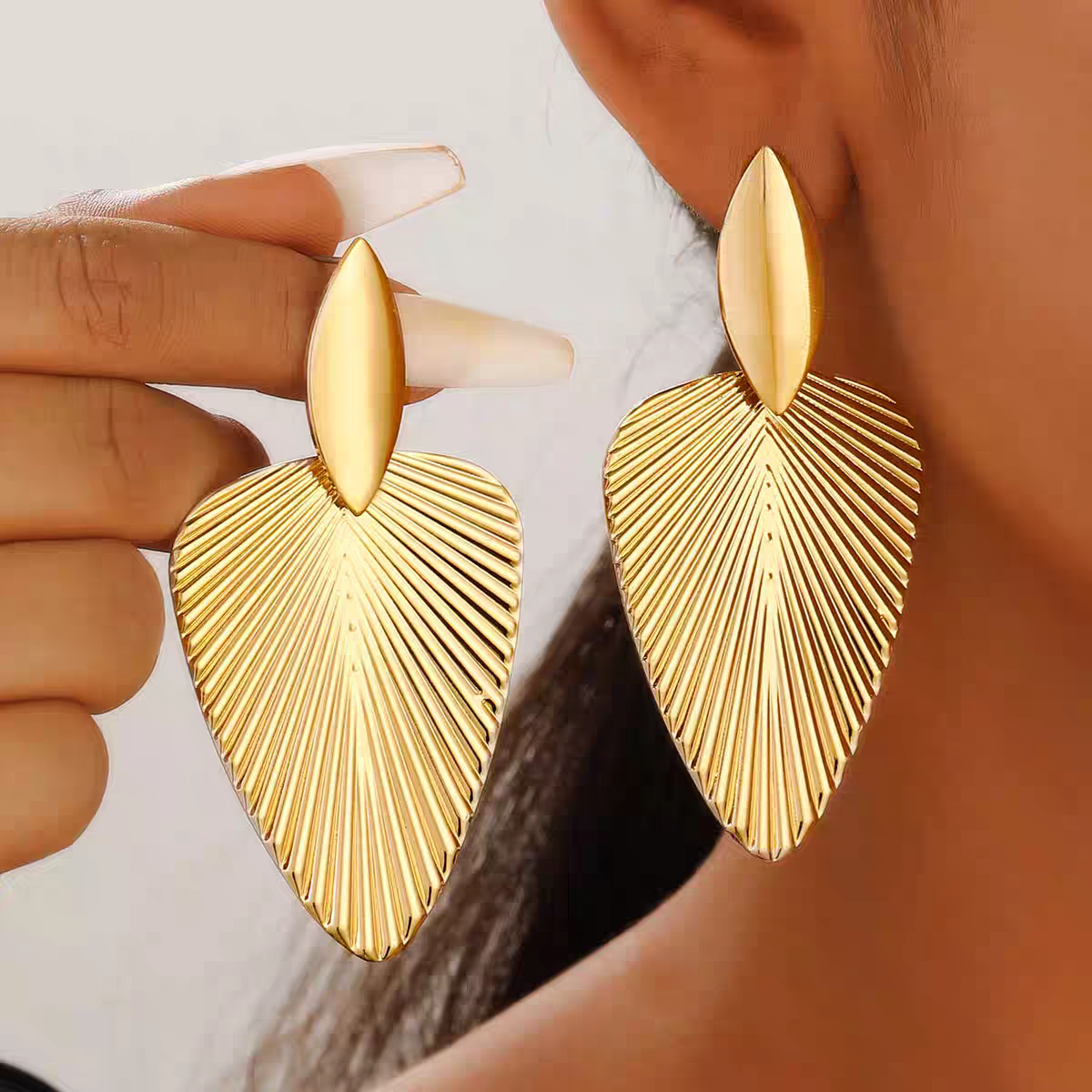 Estilo largo europeo y americano borlas cuchillas aretes temperamento aretes de metal exagerado retro barroco fanón textura diseño sentido atmósfera moda auriculares details Picture
