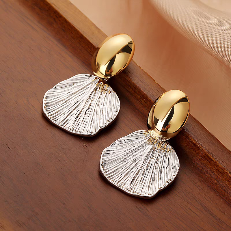 Metal shell textura pendientes niche único de alta calidad sentido orejeras mujer otoño invierno 2025 nuevo estilo explosiva temperamento pendientes cordón color details Picture