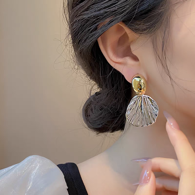 Metal shell textura pendientes niche único de alta calidad sentido orejeras mujer otoño invierno 2025 nuevo estilo explosiva temperamento pendientes cordón color Item Picture