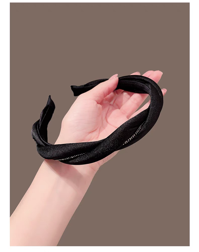 Black knotted hairband for women, versatile for going out. Twisted water diamond headband made of fabric, simple and elegant, fashionable hairpin headwear detail image 3