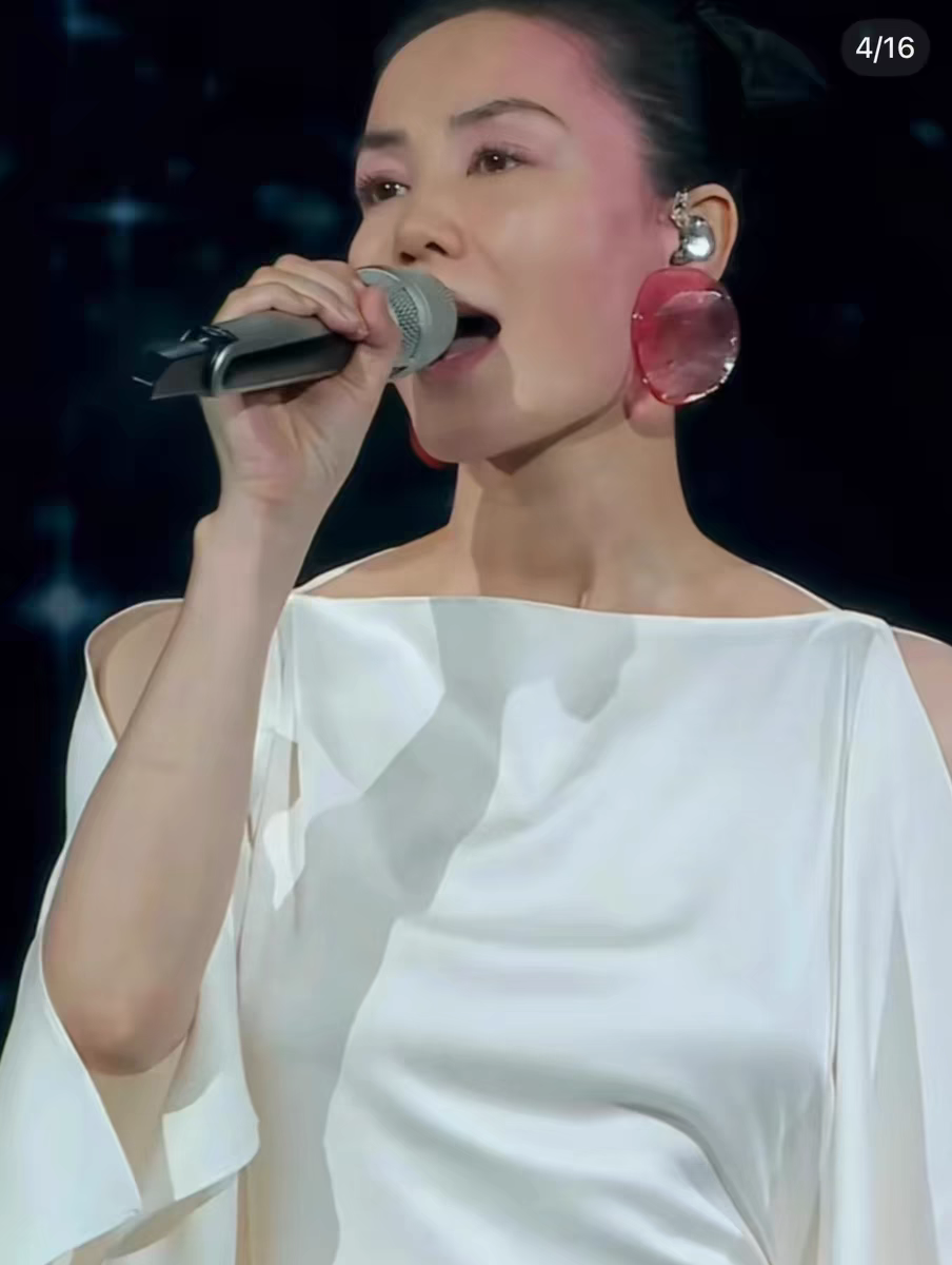 The same style of shrimp chip earrings as Faye Wong in the Year of the Snake. Chinese intangible cultural heritage. Earrings worn on the Spring Festival Gala. The jewelry on the ears of celebrities, designed by a master Application Scenario