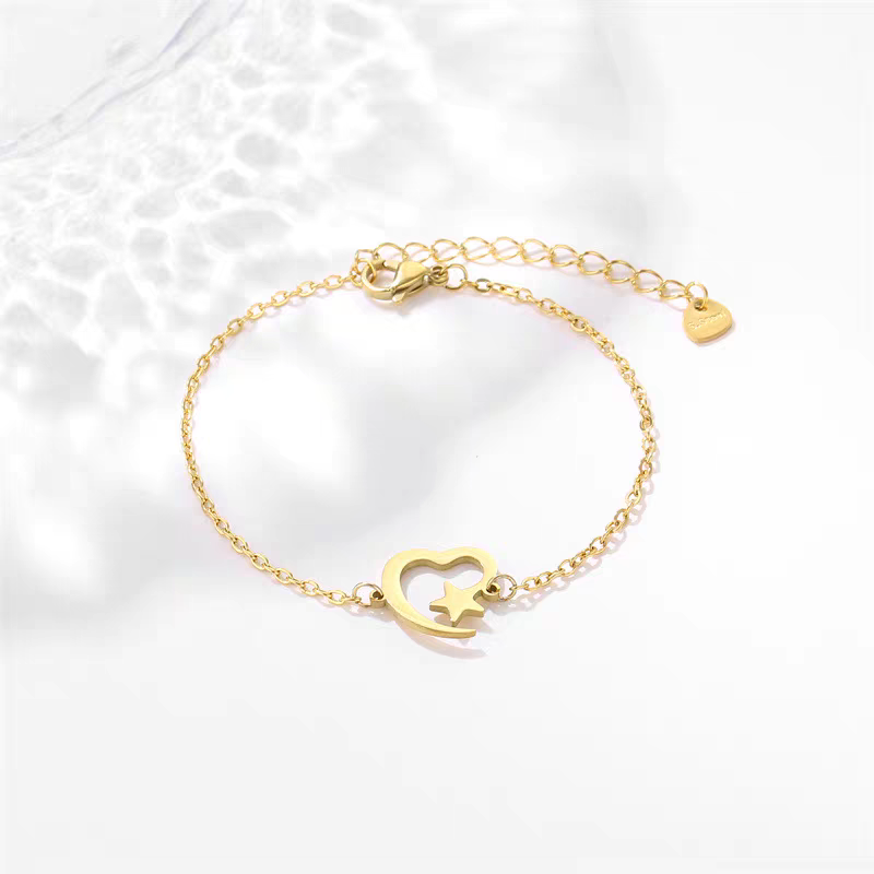 A new cross-border stainless steel bracelet from Europe and America, featuring eyes, stars, hearts, little cats and roses Application Scenario