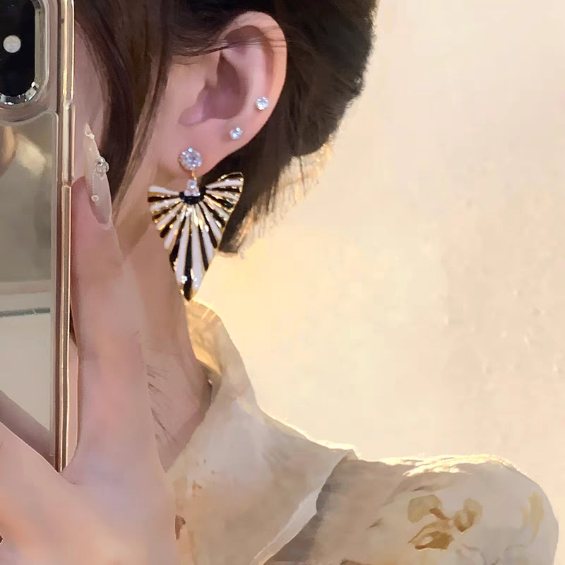"Elegant goddess!" European and American style fashionable, individualistic and light luxury color-blocking earrings, retro and niche design, elegant goddess! European and American style fashionable, individual, light luxury, color-blocking earrings, retro and niche design, high-end ear feel 122 Application Scenario