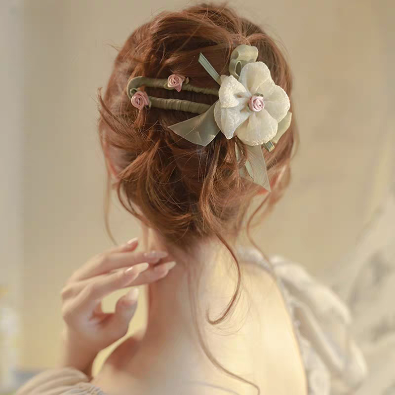 The 2024 new high-end hairpin for women from the national Trend series, featuring elegant flowers, is a super fairy-like duckbill hairpin at the back of the head. It is a niche hairpin detail image 2