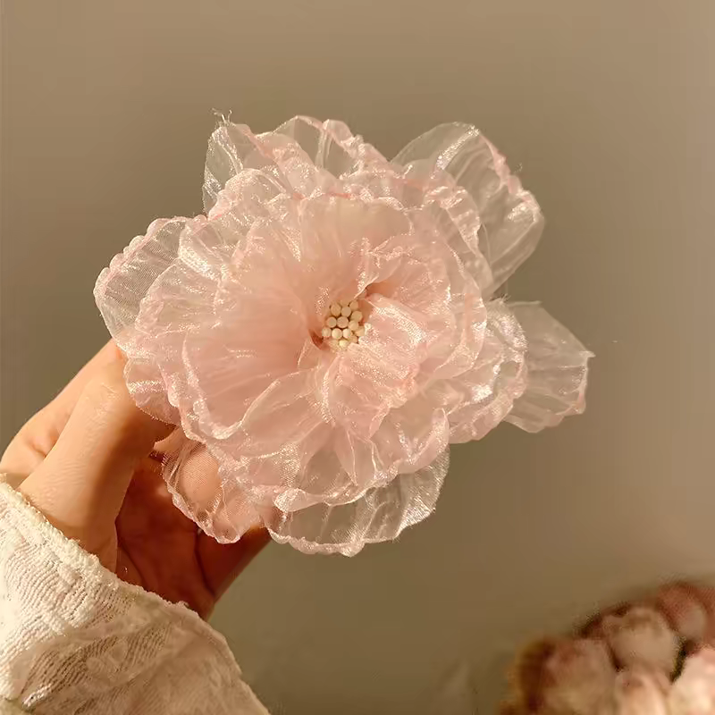 The 2024 new high-end hairpin for women from the national Trend series, featuring elegant flowers, is a super fairy-like duckbill hairpin at the back of the head. It is a niche hairpin detail image 4