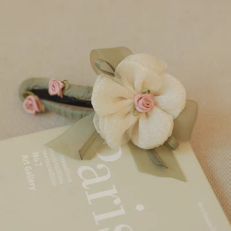 The 2024 new high-end hairpin for women from the national Trend series, featuring elegant flowers, is a super fairy-like duckbill hairpin at the back of the head. It is a niche hairpin detail image 3