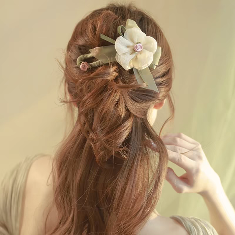 The 2024 new high-end hairpin for women from the national Trend series, featuring elegant flowers, is a super fairy-like duckbill hairpin at the back of the head. It is a niche hairpin detail image 5