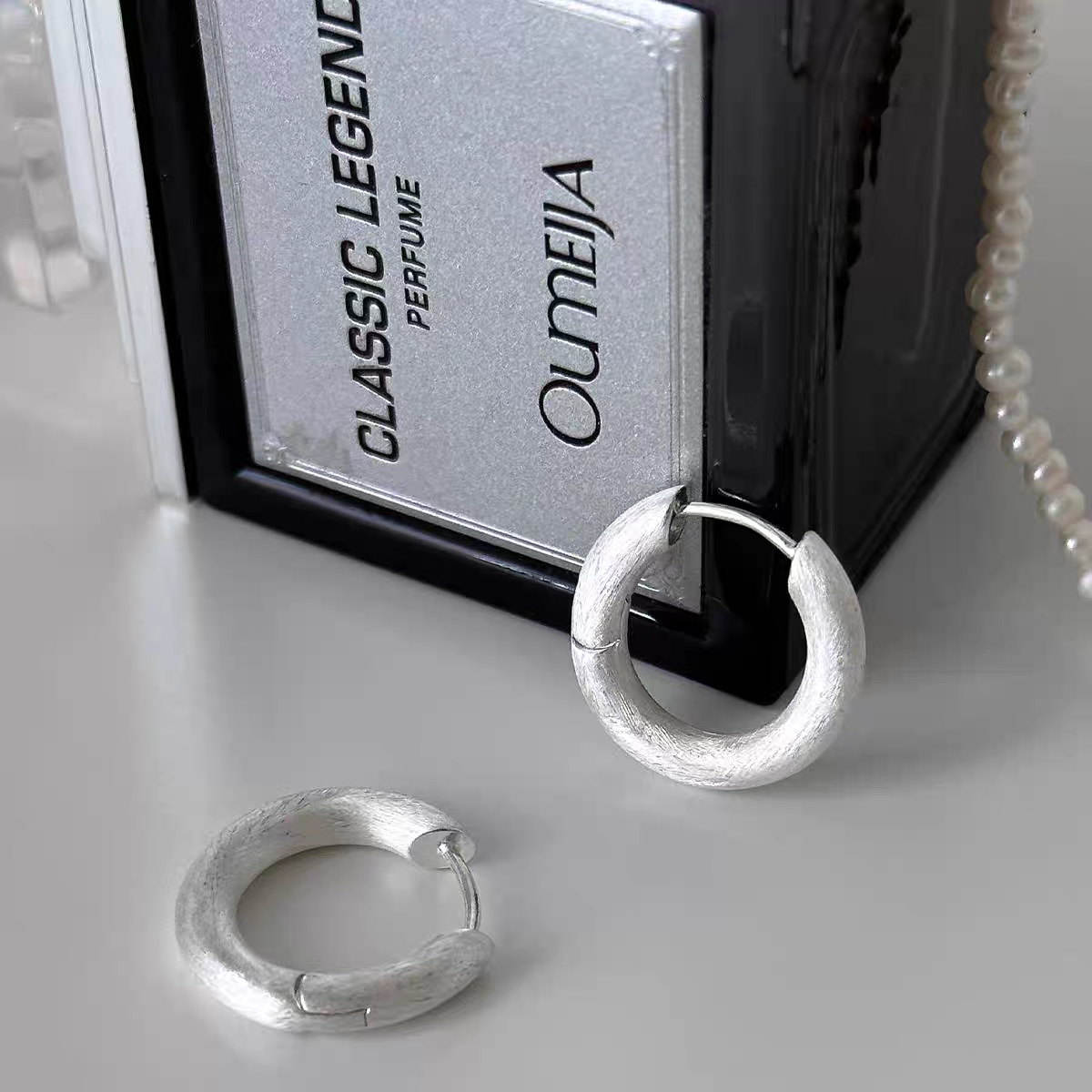 925银叠戴光面素圈耳环女高级感耳骨钉气质耳钉耳饰2024新款耳扣耳饰耳扣中东合金吊坠天然珍珠链天然珍珠链中东合金吊坠细节图