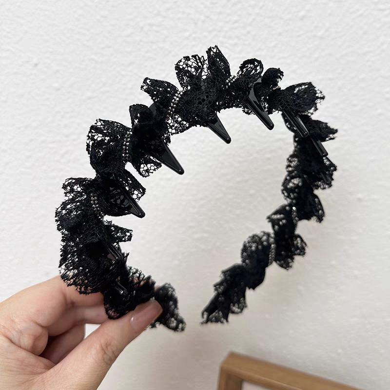 A light luxury and high-end style, hand-wrapped lace rhindiamond hair band, hair trimming and combing comb, elegant and refined headband, hair clip for women Application Scenario