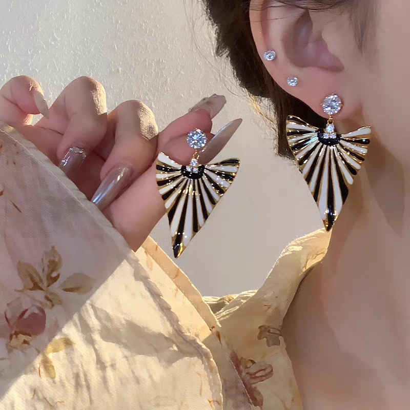 "Elegant goddess!" European and American style fashionable, individual, light luxury, color-blocking earrings, retro and niche design, high-end earrings for women, 130 Item Picture