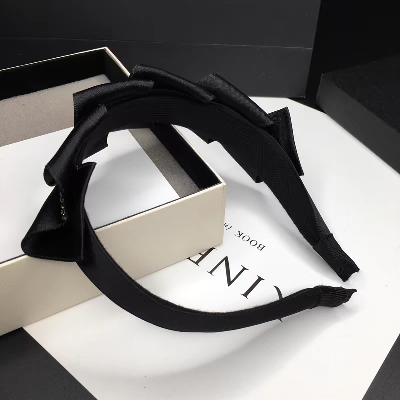 Diamond-encrusted hair bands, crystal water diamond headbands, Korean diamond-encrusted hair clips, simple, elegant and stylish hair accessories Application Scenario