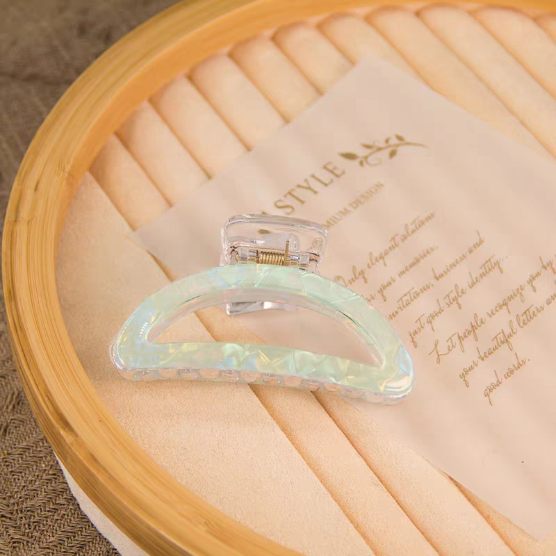 A high-end acrylic hairpin for women in 2024, with a large amount of hair at the back of the head and a shark hairpin detail image 3