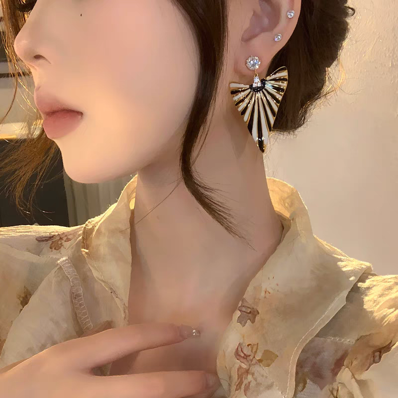 "Elegant goddess!" European and American style fashionable, individual, light luxury, color-blocking earrings, retro and niche design, high-end earrings for women, 130 details Picture