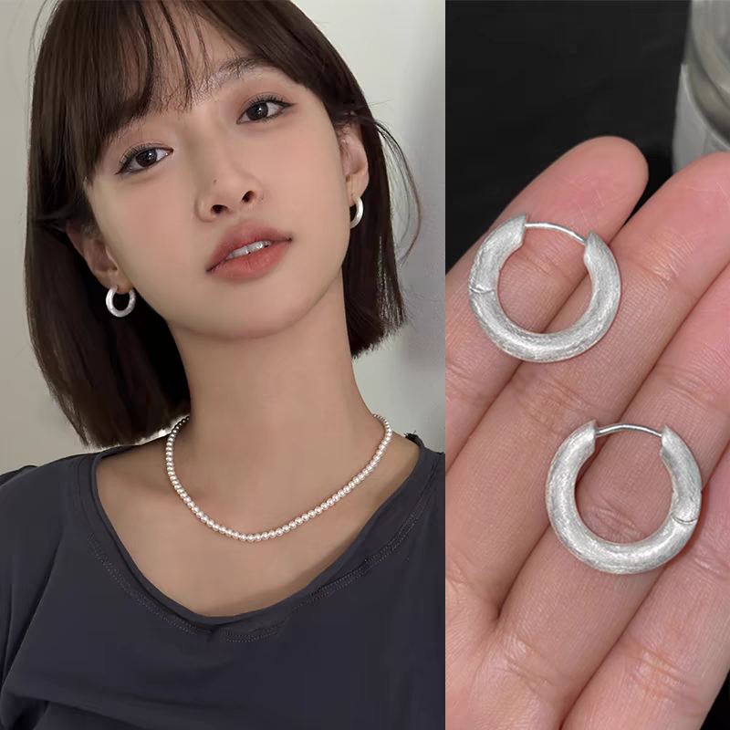 925银叠戴光面素圈耳环女高级感耳骨钉气质耳钉耳饰2024新款耳扣耳饰耳扣中东合金吊坠天然珍珠链天然珍珠链中东合金吊坠白底实物图