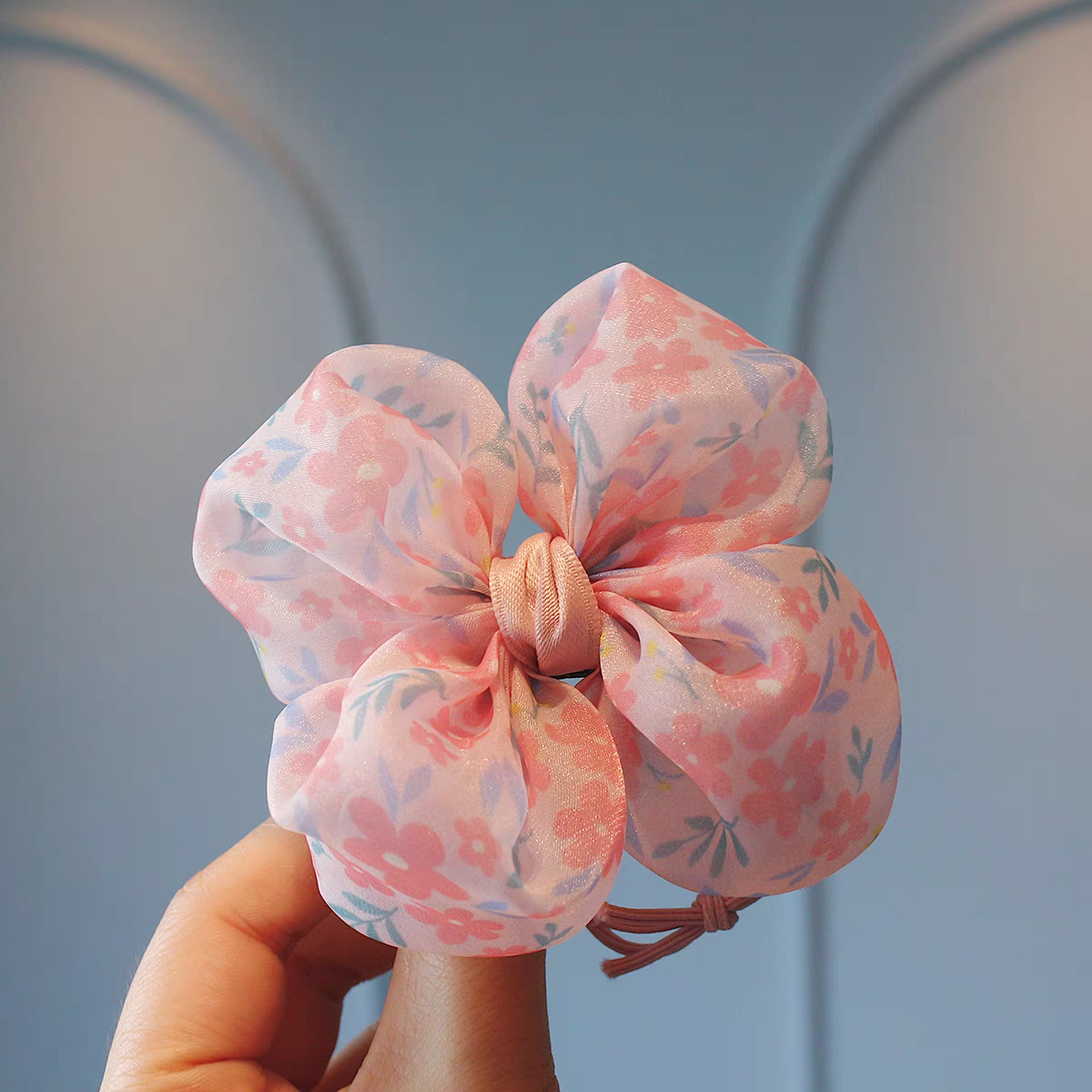 Korean-style women's hair accessory, hair tie, hair band, simple and fashionable hair accessory, high-quality, durable and won't damage hair Application Scenario