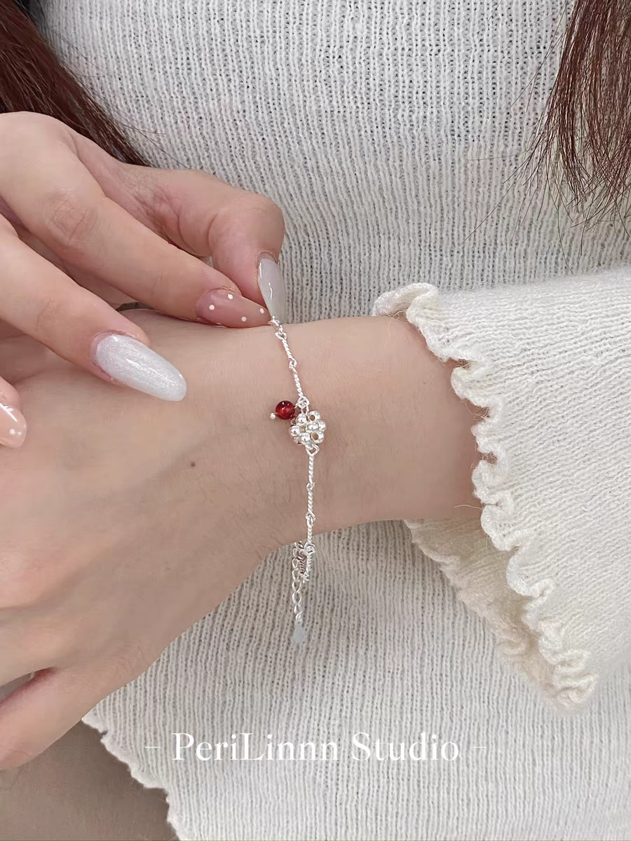 Korean alloy pendant pearl necklace for women, elegant and stylish accessory, refined pearl necklace for women, exquisite necklace gift Application Scenario