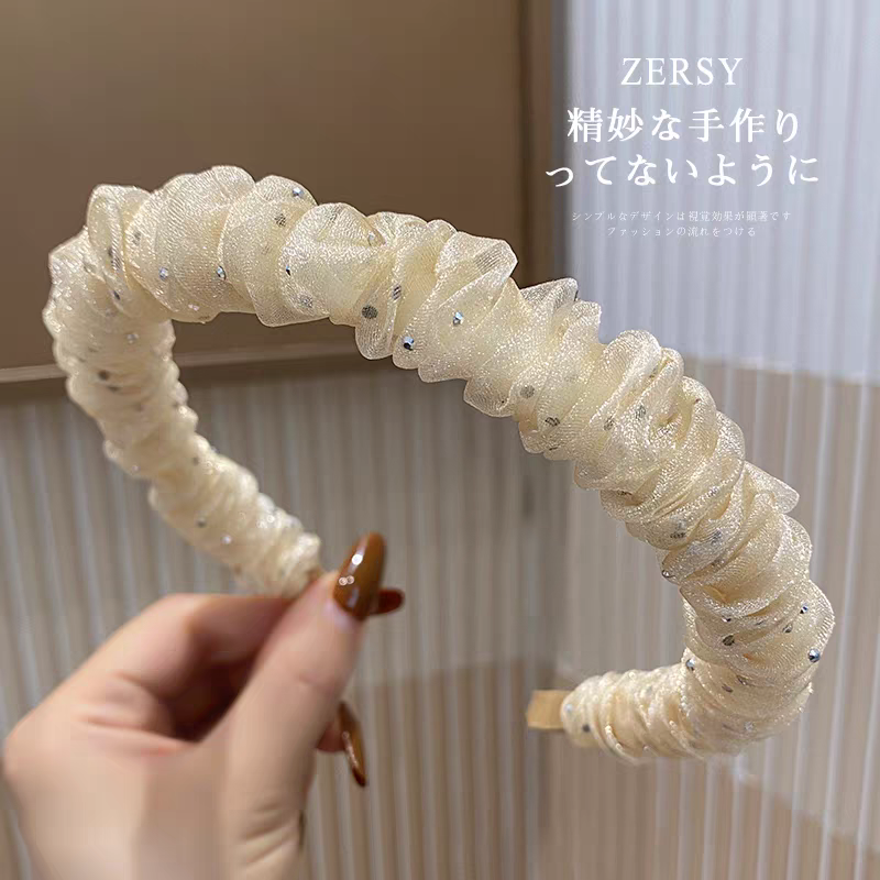The Japanese and Korean pleated mesh rhinestone hairband for women exudes a sense of sophistication, is stylish and versatile, and is suitable for going out. It features a high headband and hair clip Application Scenario
