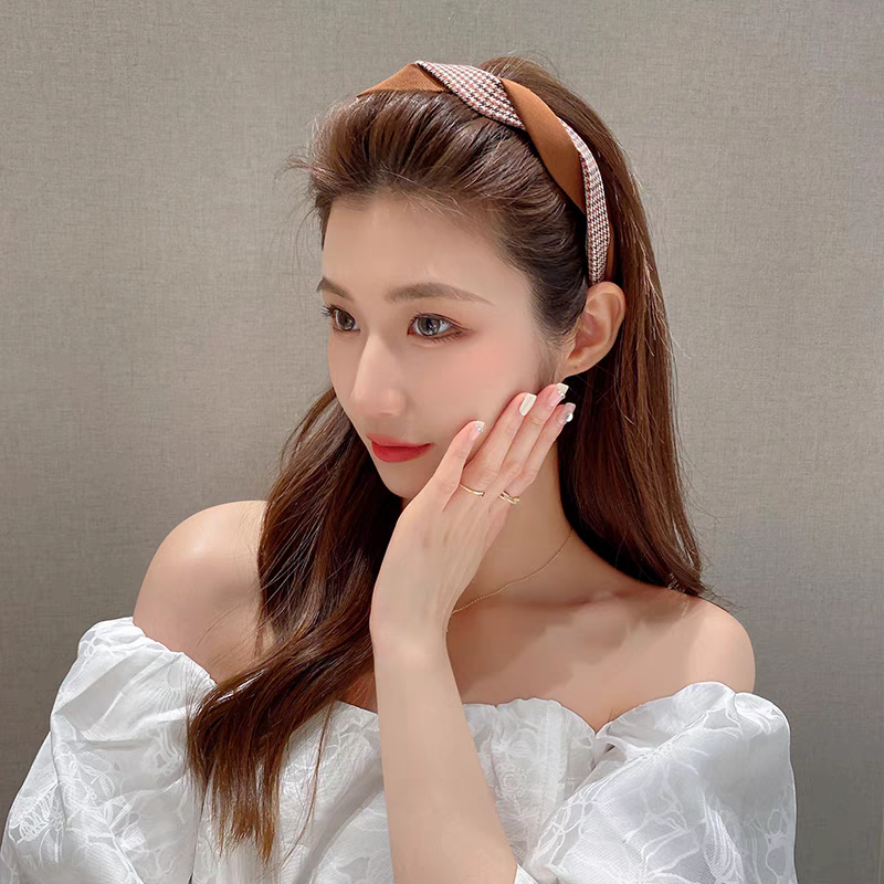 Summer hair bands for women, versatile hair-pressing headbands, popular 2025 summer new facial wash hair, travel hair clips, and outdoor headwear Application Scenario