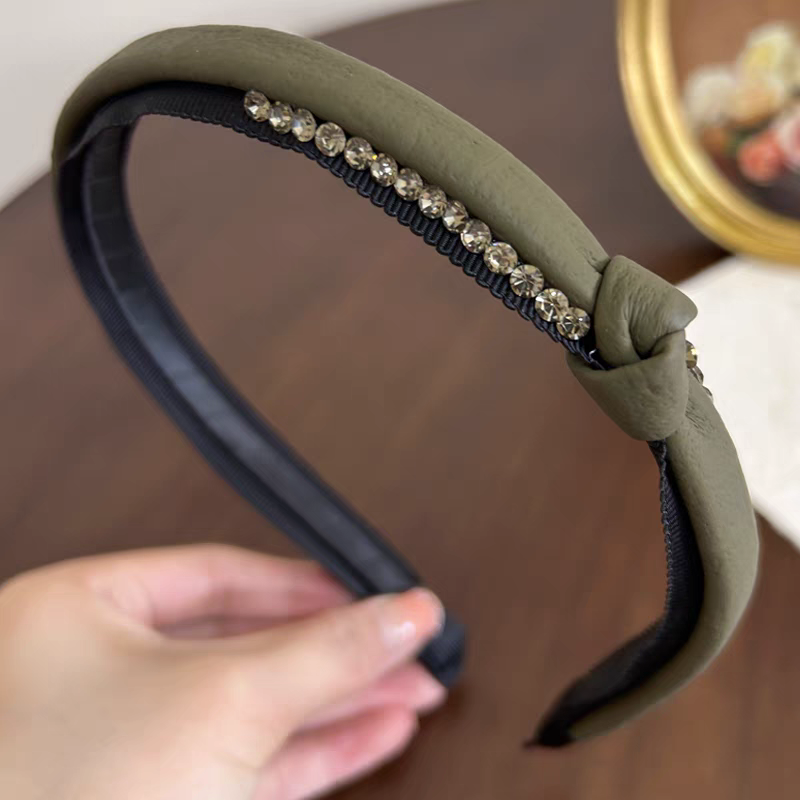 The 2025 new water diamond style is versatile for going out, with a high-end and elegant look. It features a women's headband, a hair clip, a hair tie, and a hair accessory Specification image