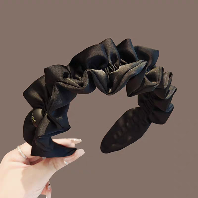 The new black pleated hairband for women features a high head top that accentuates the face. The small headband is fashionable, elegant and stylish, and the hair clip is a headpiece Application Scenario